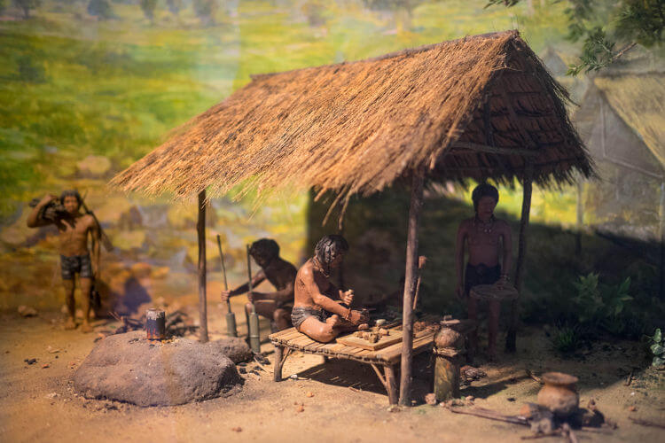 Reprodução em cera do estilo de vida do ser humano durante a Pré-História.
