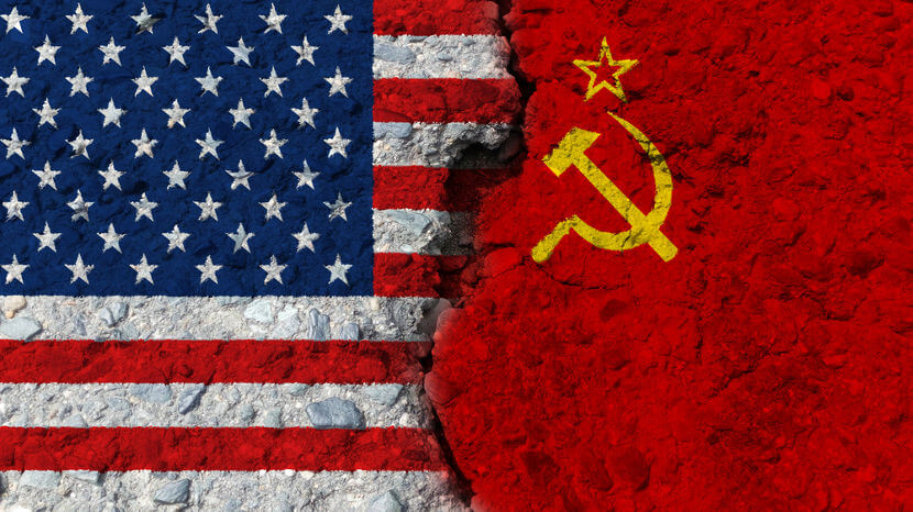 Bandeira dos Estados Unidos e da União Soviética em referência à Guerra Fria.