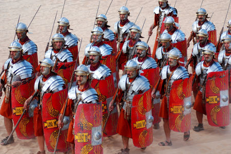 Encenação de como se vestia e era organizada uma legião romana *