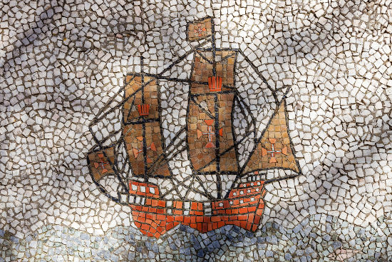 Ilustração de uma caravela portuguesa em alusão às Capitanias Hereditárias.