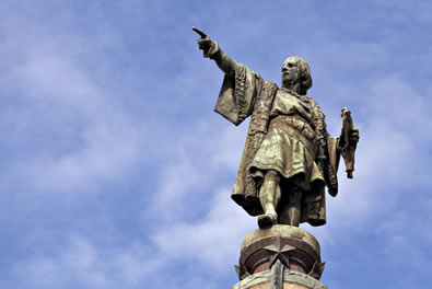 Cristóvão Colombo é representado em estátua indicando o caminho das Índias pelo Ocidente